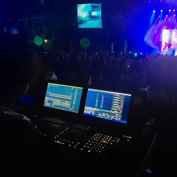 Foto 4 - Primeiro trabalho de Hanna no audiovisual como iluminadora de palco na casa de espetáculos Fundição Progresso, bairro da Lapa.jpg
